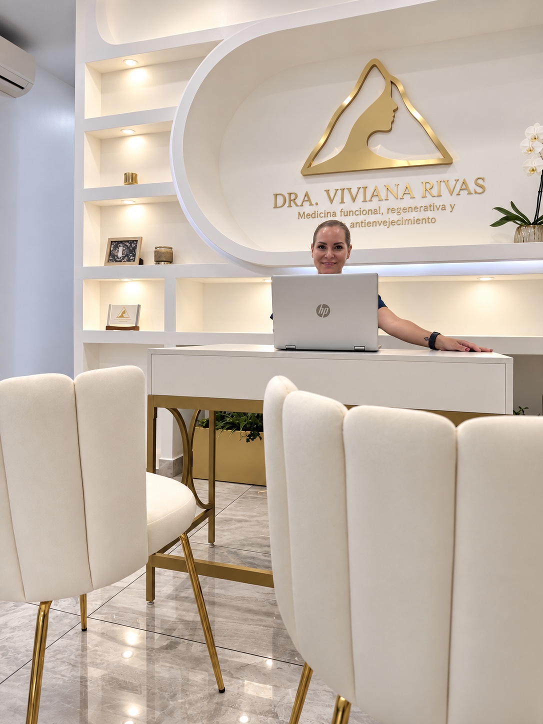 Dra. Viviana Rivas en la recepción de su consultorio